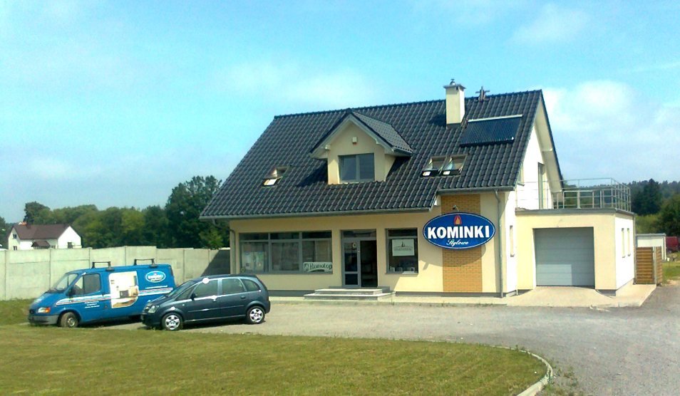 Siedziba firmy Kominki Stylowe w Starachowicach z logo na elewacji i firmowym samochodem